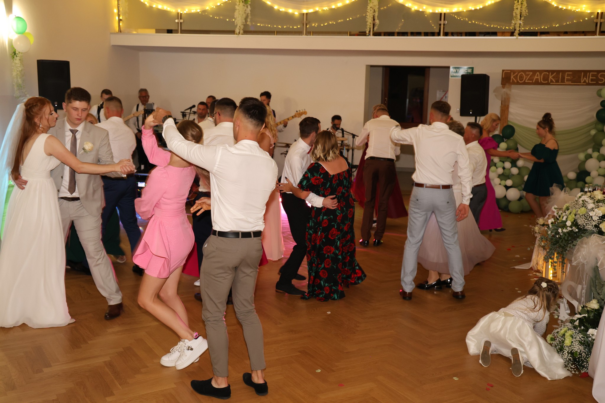 Goście weselni tańczący w parach na parkiecie w OSP Kasinka Mała